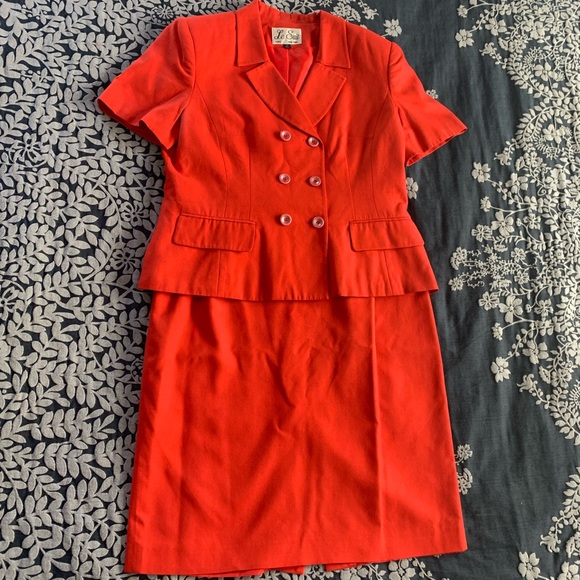 Le Suit Dresses & Skirts - Vintage Le Suit 100% Silk Short Sleeve Jacket and Skirt Suit